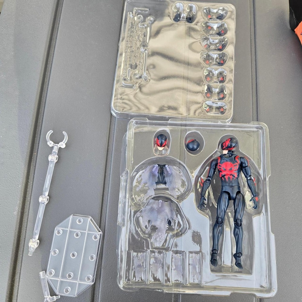 Mafex 239 Spider-Man like 2099 action figure. BROKEN!!!